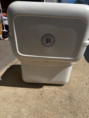 16-Quart White Cooler / Ice Chest